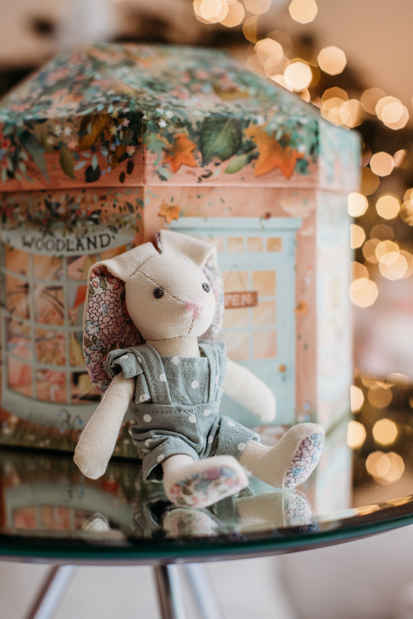 Beautiful children's play set. A little woodland shop to inspire imaginary play and storytelling. A great present for girls aged 3 plus.