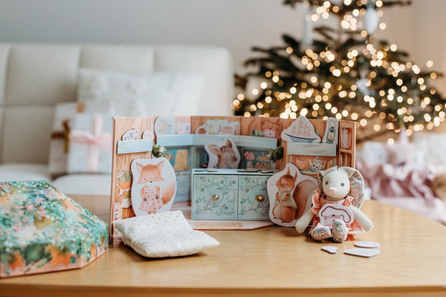 Beautiful children's play set. A little woodland shop to inspire imaginary play and storytelling. A great present for girls aged 3 plus.