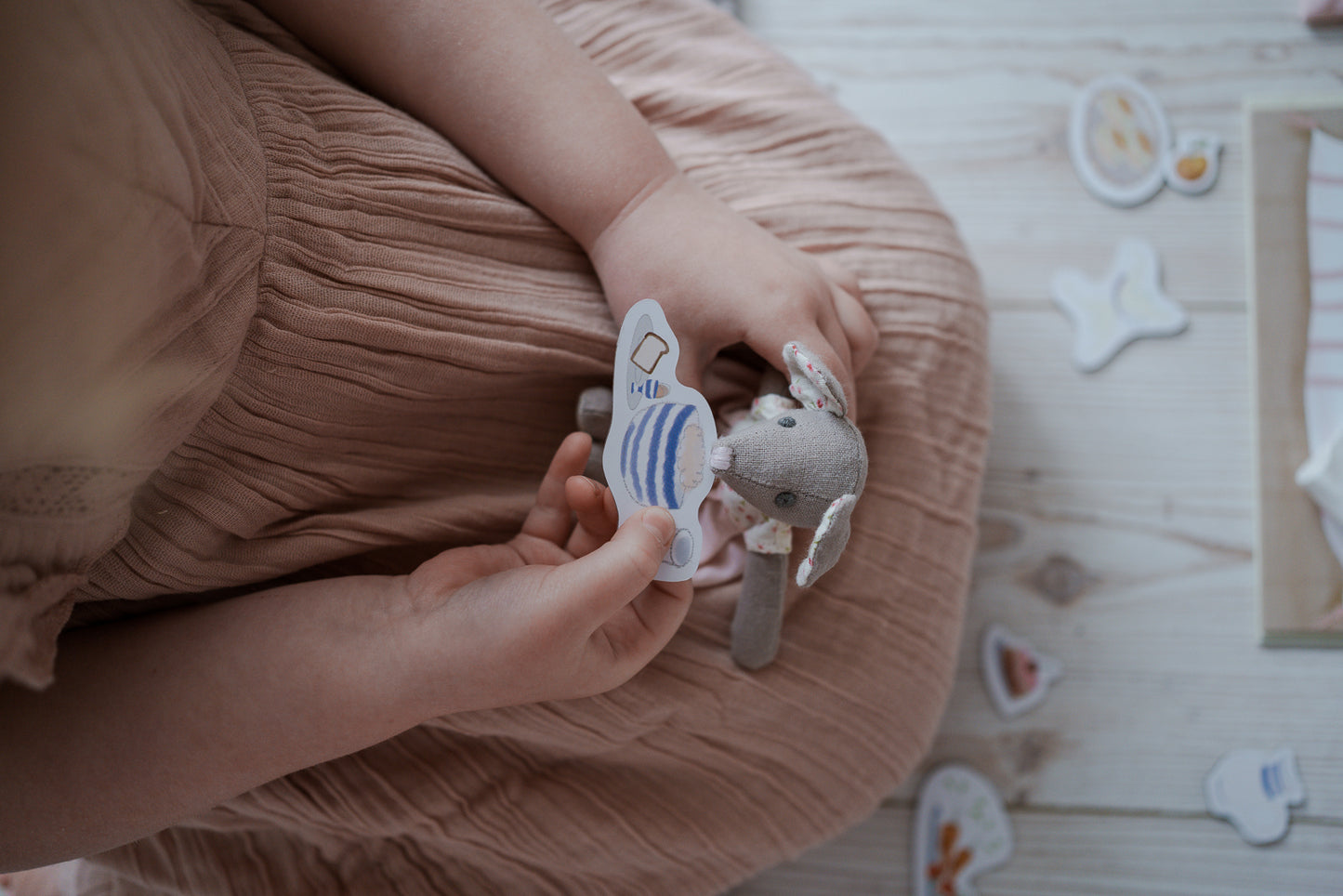 A beautiful little house play set with carry handle which opens. The set includes Mabel Mouse, her cosy bed, drawers full of accessories and storybook, plus a hidden music box.