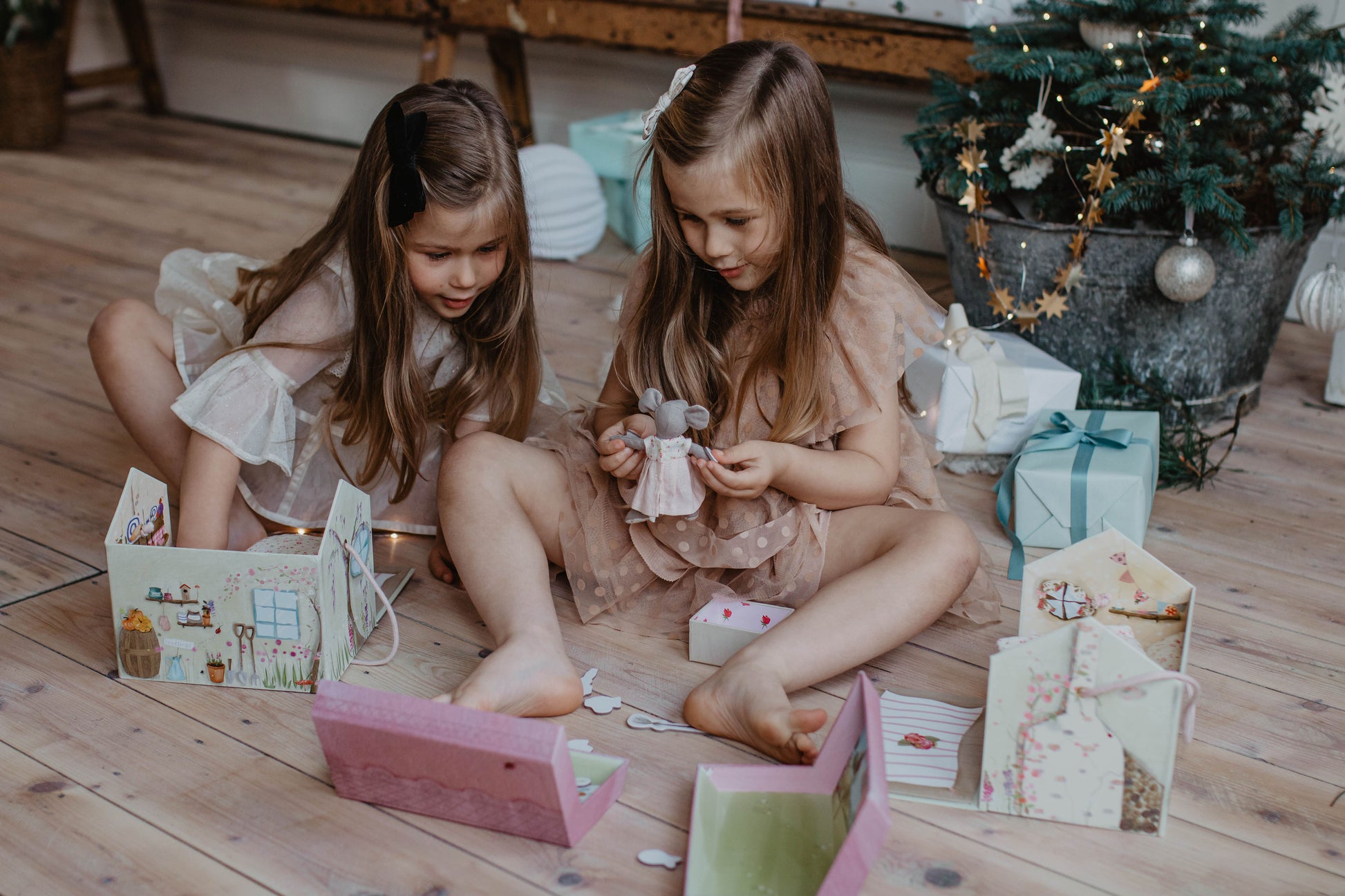 A beautiful little house play set with carry handle which opens.  The set includes Mabel Mouse, her cosy bed, drawers full of accessories and storybook, plus a hidden music box.