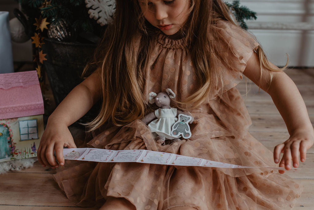 A beautiful little house play set with carry handle which opens.  The set includes Mabel Mouse, her cosy bed, drawers full of accessories and storybook, plus a hidden music box.