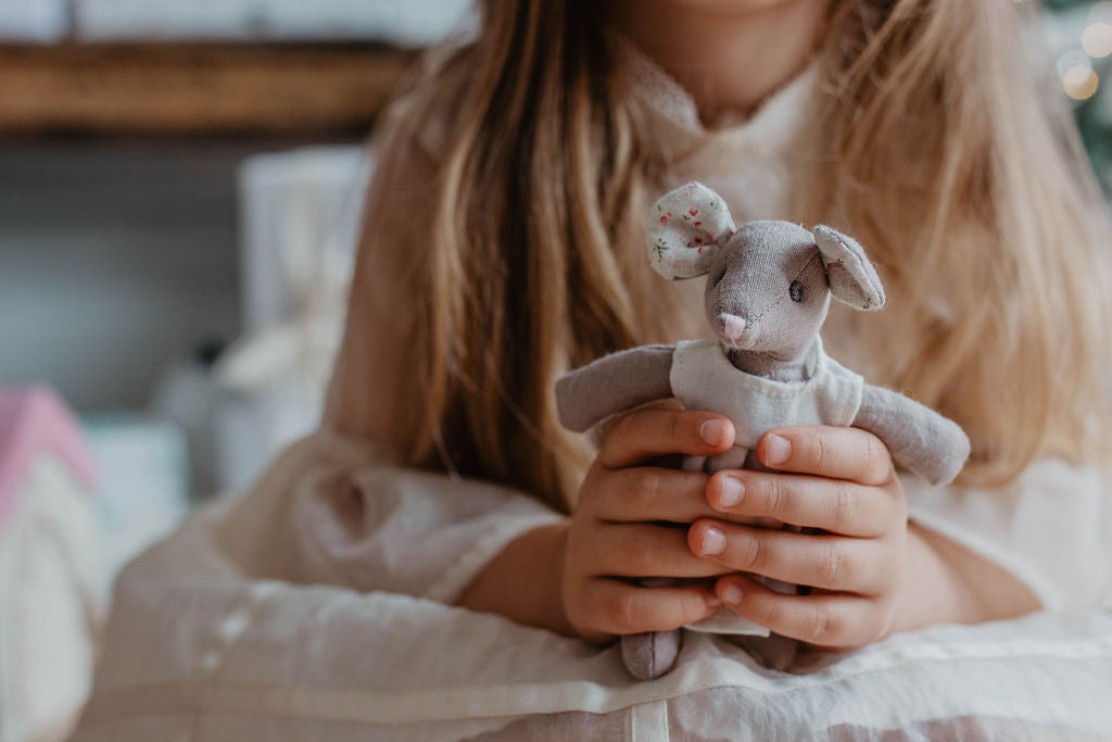 A beautiful little house play set with carry handle which opens.  The set includes Mabel Mouse, her cosy bed, drawers full of accessories and storybook, plus a hidden music box.