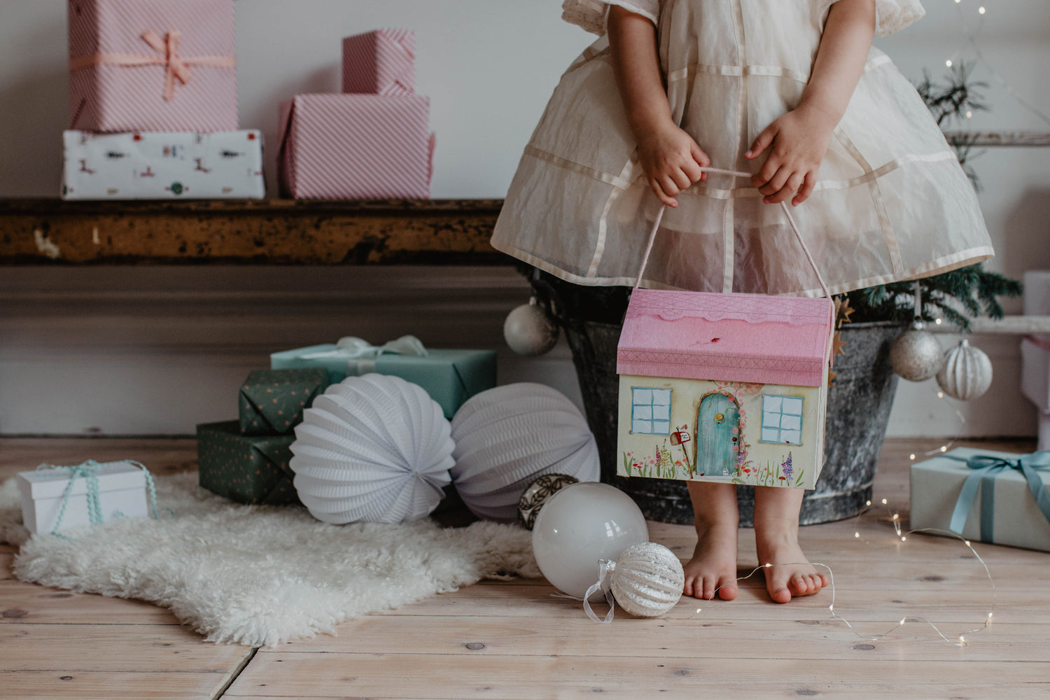 A beautiful little house play set with carry handle which opens.  The set includes Mabel Mouse, her cosy bed, drawers full of accessories and storybook, plus a hidden music box.